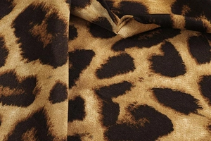 Nahaufnahme der Leopardenmuster-Textur auf einem V-Ausschnitt Damen-Maxikleid