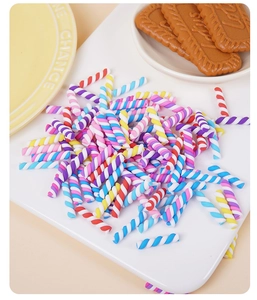 Gros plan d'accessoires de bonbons en résine en spirale pour bricolage et décoration