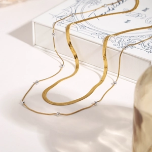 Set di collane bicolore con catena piatta dorata e catenina con perline in argento