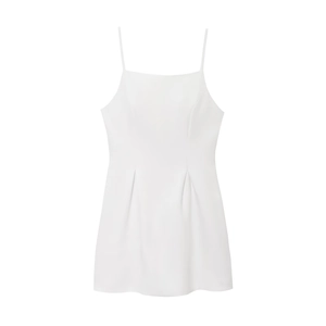 Robe mini blanche à fines bretelles et détails plissés à la taille sur fond blanc uni