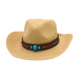 Détail de la texture du chapeau de cowboy en paille avec bande en cuir et turquoise