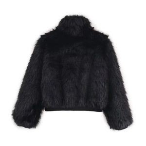 Veste courte minimaliste en fausse fourrure noire avec col montant vue de dos