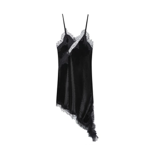 Robe nuisette en satin noir avec dentelle et ourlet asymétrique sur fond blanc