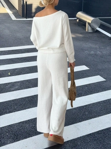 Schickes weißes Strickset mit schulterfreiem Oberteil und weiter Hose Streetstyle