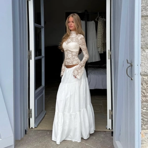 Haut en dentelle à manches longues avec jupe longue à volants blanche, ensemble bohème