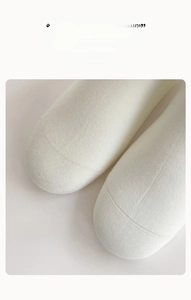 Vue macro détaillée de la pointe sans couture sur des chaussettes en coton blanc