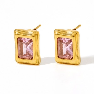 Boucles d'oreilles carrées en zircon rose avec motif géométrique en acier doré