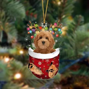 Kreativer Weihnachtsanhänger mit süßem braunem Hund und Rentiergeweih in roter Weihnachtssocke