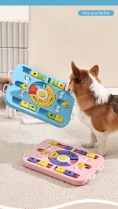 Dettaglio del gioco puzzle per cani con cursori a forma di osso e scomparti per cibo
