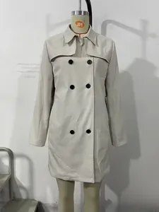 Détail du trench-coat beige à double boutonnage avec revers et boutons noirs élégants