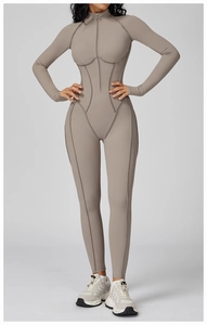Dettaglio body elasticizzato con collo alto, mezza zip e cuciture ergonomiche