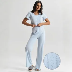 Ensemble pyjama bleu clair pour femme avec haut à manches courtes et pantalon
