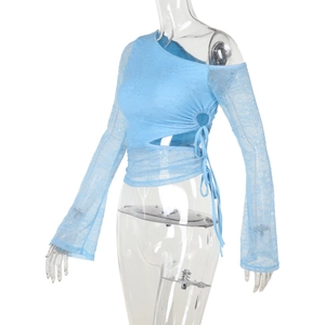 Dettaglio del top in pizzo celeste con ritaglio laterale e design con coulisse