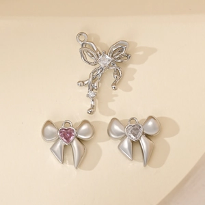 Colgantes de lazo plateados con gemas de corazón para creación de joyas artesanales y DIY