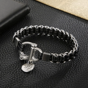 Vue macro du bracelet en cuir tressé avec boucle en D argentée et pendentif circulaire
