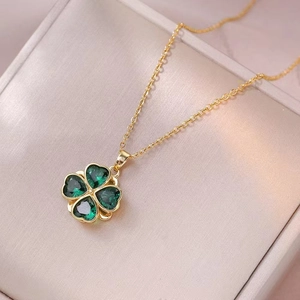 Gouden klaver ketting set met groene hartvormige zirkoonstenen op zijden sieradendoos