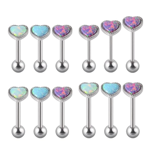 Piercings de langue en opale en forme de cœur en acier inoxydable poli sur fond blanc