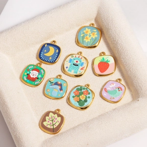 Détails de neuf pendentifs carrés plaqués or 18 carats avec motifs en émail coloré