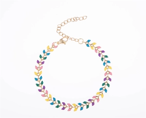 Détail de maillons en émail coloré en V et fermoir mousqueton sur bracelet doré