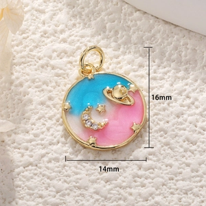 Halskettenanhänger mit blau-rosa Emaille-Verlauf, Sternen und Mond in Gold gefasst, 16mm