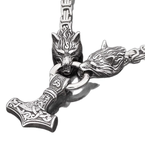 Collier viking argenté avec deux têtes de loup et pendentif détaillé marteau de Thor
