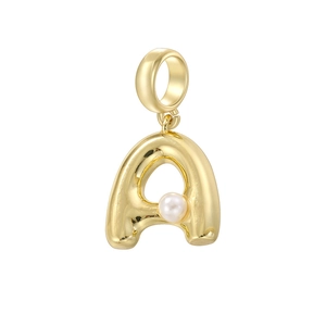 Détail du pendentif lettre A dorée orné d'une perle blanche au centre du bijou