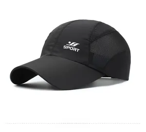 Dettaglio della maglia traspirante e del logo SPORT sul berretto sportivo nero