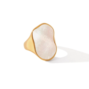 Anello irregolare in acciaio inossidabile dorato con intarsio in madreperla bianca da donna