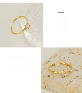 Gros plan sur la bague feuille d'érable en zircone dorée avec anneau réglable