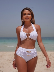 Bikini bianco a due pezzi con fibbie a cuore dorate e dettagli arricciati