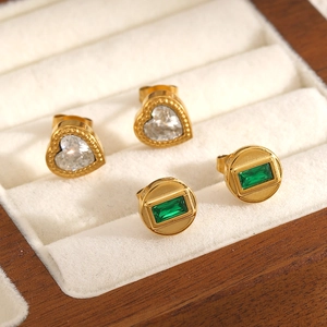 Boucles d'oreilles élégantes en acier doré 18k avec zircons en cœur et émeraude