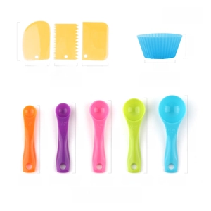 Size chart for kids' baking tools featuring colorful measuring spoons and silicone cups