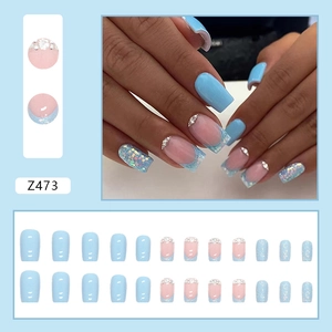 Faux ongles cercueil bleu clair scintillants avec paillettes et design French tip