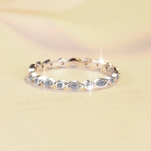 Elegant S925 sterling silver ring with sparkling marquise and round zircon star effects