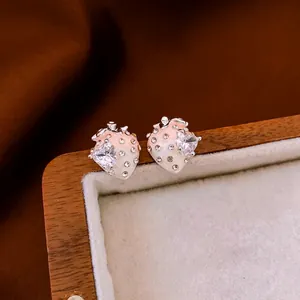 Boucles d'oreilles fraises plaquées or avec cristaux étincelants et zircon en forme de cœur
