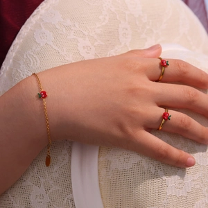 Set bracciale e anelli dorati per bambine con ciondoli a mela rossa su pizzo bianco