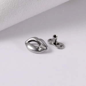 Detailansicht von silbernem Edelstahl-Lippenpiercing mit klarem Strassstein und Basisplatte