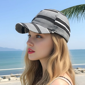 Berretto da baseball a righe in stile inglese indossato da una modella sulla spiaggia