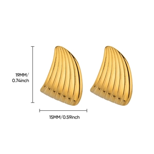 Detail showing dimensions of 19mm by 15mm for the gold pleated shell textured earrings
