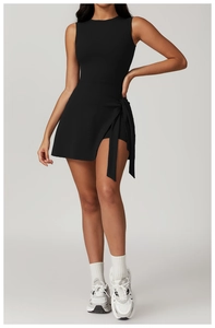 Robe de tennis noire deux pièces avec débardeur ajusté et jupe à nouer portefeuille