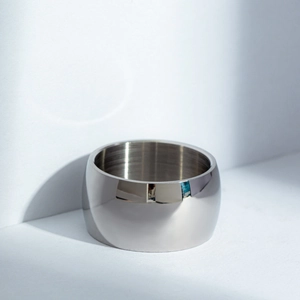 Détail de la bague en acier inoxydable de 12mm avec finition polie et bords lisses