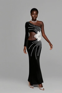 Détail d'une robe en velours avec fleur à l'épaule, découpe et strass rayonnants