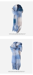 Gros plan sur une écharpe à carreaux bleus et blancs avec pompons et texture douce