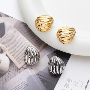 Detail von 18k Gold und Silber plattierten Vintage Ohrringen mit strukturierter Riffelung