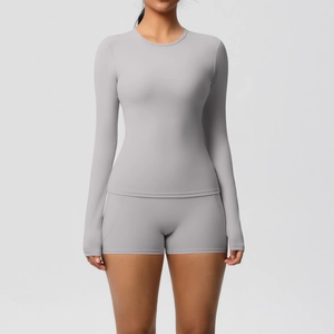 Détail du short de yoga taille haute et du haut à manches longues en tissu gris clair
