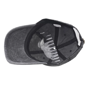 Vue détaillée de l'intérieur de la casquette de baseball en coton délavé et coutures