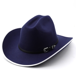 Détail d'un chapeau de cowboy en feutre bleu marine avec bordure blanche et boucle argentée