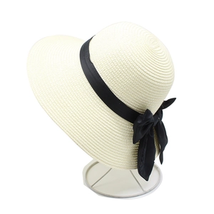 Détails du tissage du chapeau de paille blanc cassé à large bord et ruban satiné