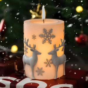 Weihnachtliche Stumpenkerze mit Rentier- und Schneeflockenrelief in Festtags-Ambiente