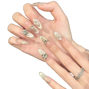 Faux ongles élégants œil de chat faits main avec fleurs 3D et détails pailletés